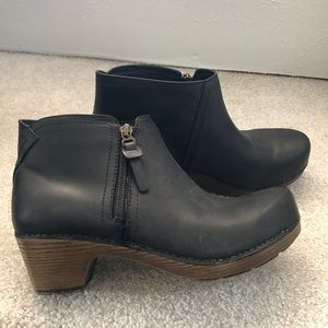 Dansko women’s leather booties - black ankle boots (size 39)